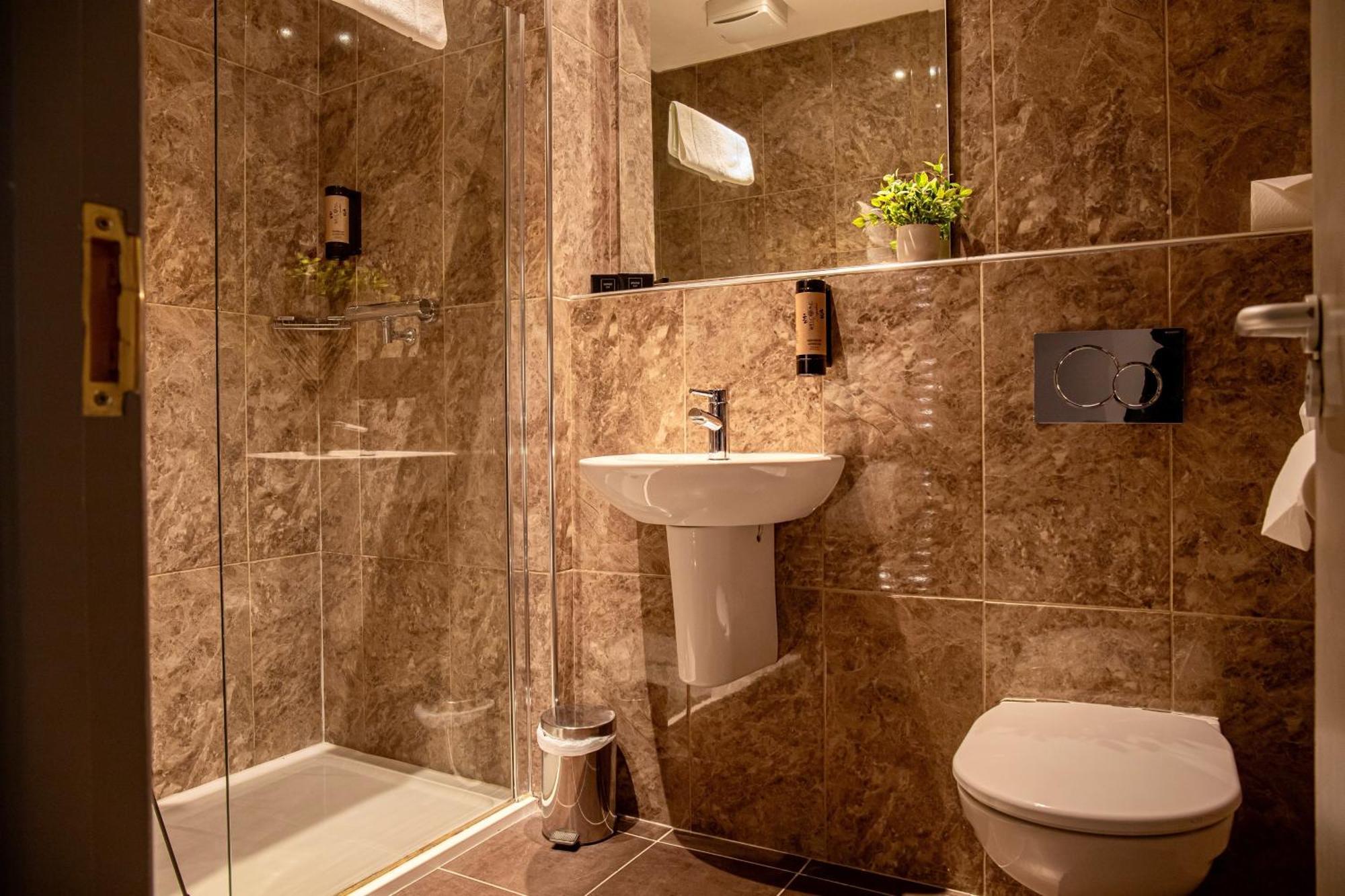 The Enniskillen Hotel And Motel Екстер'єр фото