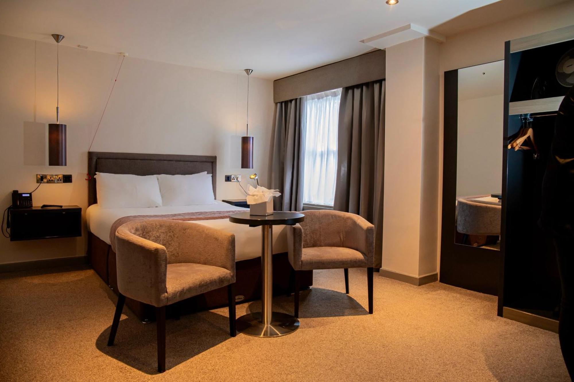 The Enniskillen Hotel And Motel Екстер'єр фото