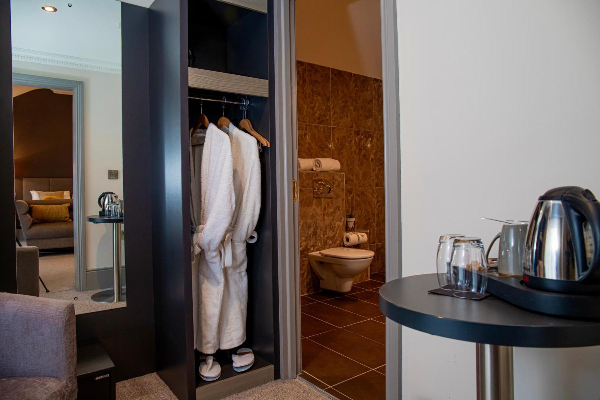 The Enniskillen Hotel And Motel Екстер'єр фото