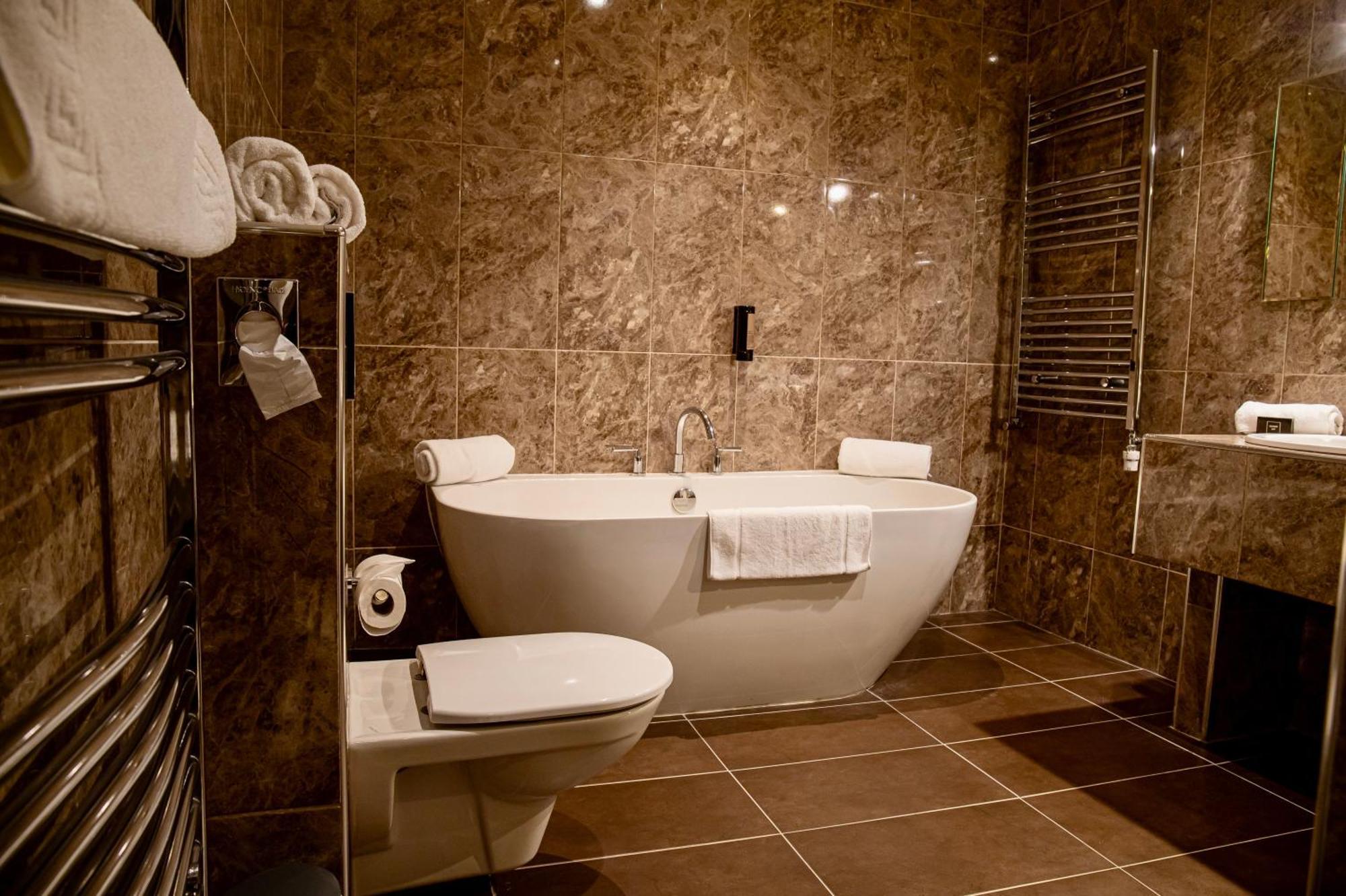 The Enniskillen Hotel And Motel Екстер'єр фото